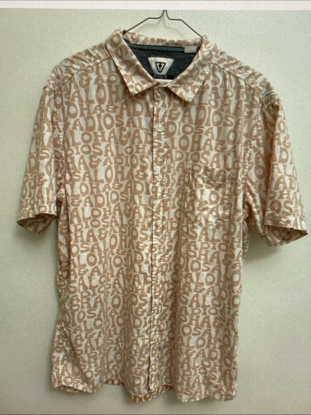 Vissla Men's Short-Sleeve Button-Up Shirt in Beige Print